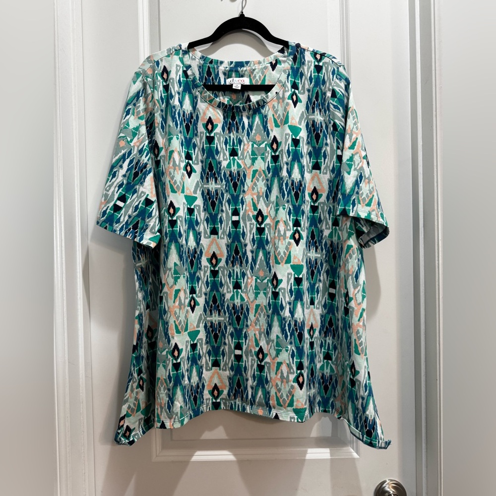 D&G Green Print Top Sz 2X round neck Short Sleeve Armpit To Armpit 26” Length30”